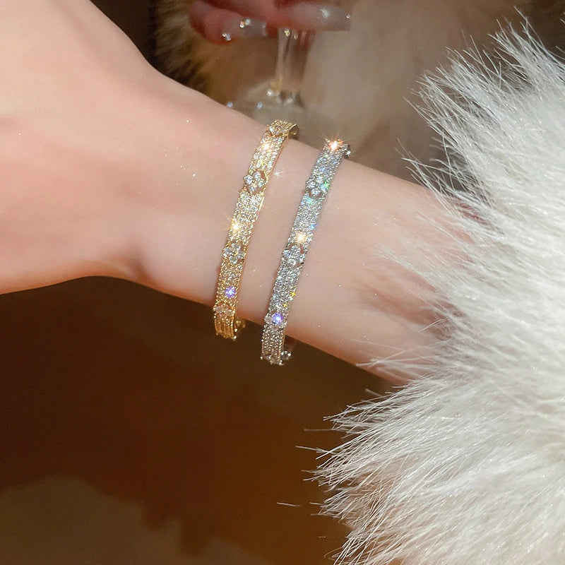 Four Leaf Flower Inlaid Shiny Zircon Bracelet  Elegant Delicate Vintage