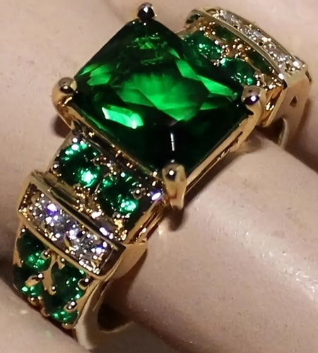 Elegant Golden-Tone Green Synthetic Zirconia Ring for Women – Retro Bohemian Style, Classic Versatile Jewelry Accessory with Emerald & Teal Gemstones, Perfect for Daily Wear or Gifting