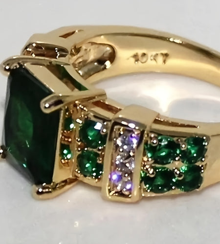 Elegant Golden-Tone Green Synthetic Zirconia Ring for Women – Retro Bohemian Style, Classic Versatile Jewelry Accessory with Emerald & Teal Gemstones, Perfect for Daily Wear or Gifting